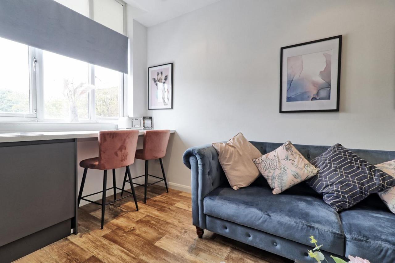 Urban Retreat - Southend Stays ภายนอก รูปภาพ